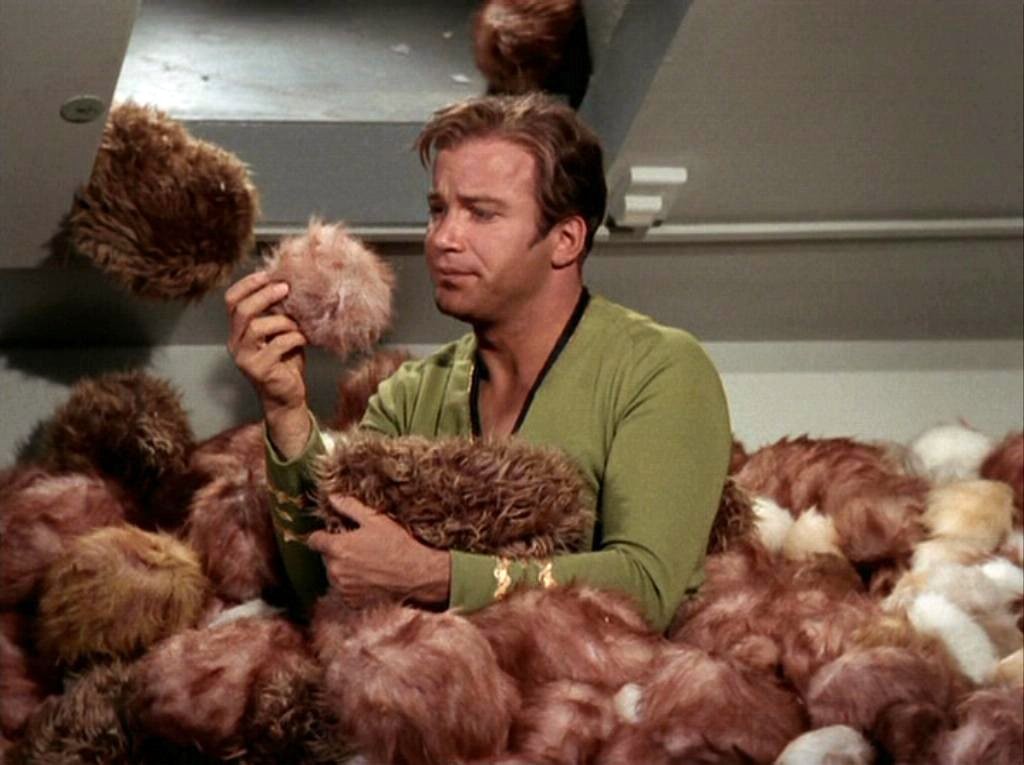 Kirk_surrounded_by_Tribbles